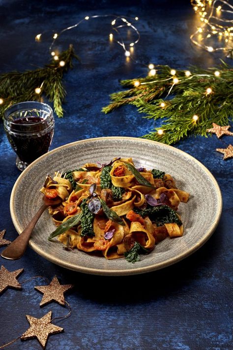 Zizzi has just become the first brand to feature a vegan Santa in its Christmas ad campaign Christmas Restaurant, Christmas Food Photography, Food Website Design, Vegan Magazine, Its Christmas, Food Photoshoot, Vegan Menu, Savory Vegan, Vegan Christmas