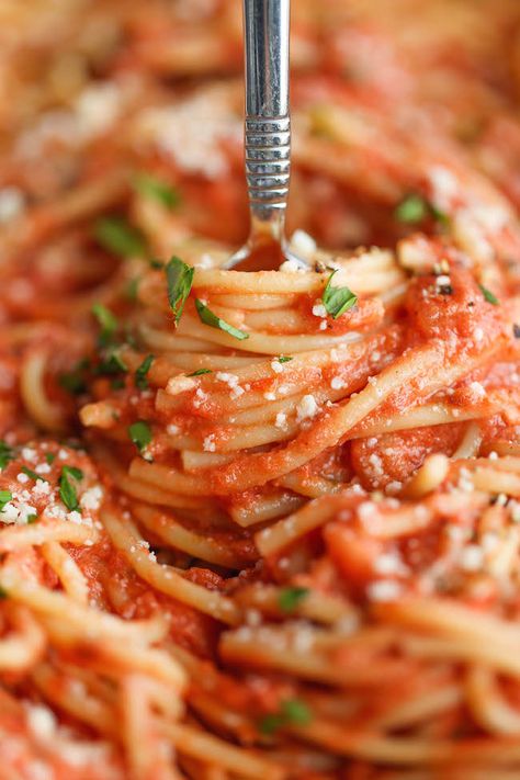 Spaghetti with Tomato Cream Sauce - Jazz up those boring spaghetti nights with this super easy, no-fuss cream sauce made completely from scratch! Easy Tomato Recipes, Tomato Cream Sauce, Cream Sauce Recipes, No Meat, 30 Minute Dinners, Spaghetti Recipes, Tomato Recipes, Spaghetti Squash, Italian Dishes