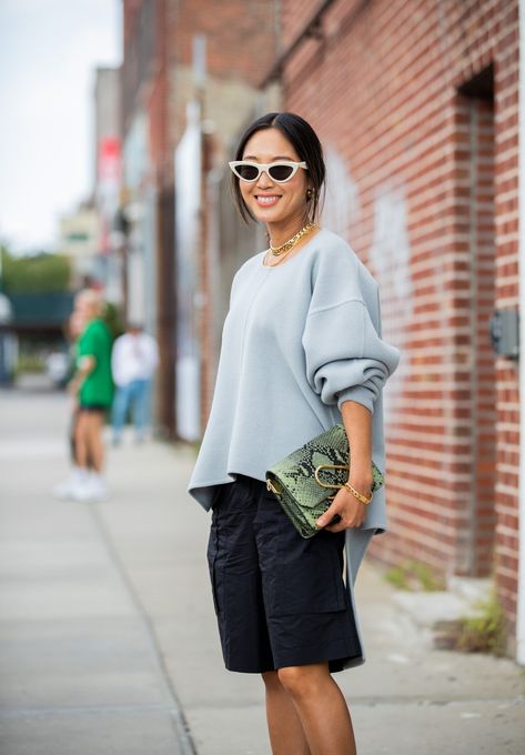 Channel California cool in board shorts and a slouchy sweater. October Outfit Ideas, Industry Revolution, Bermuda Shorts Outfit, October Outfits, October Fashion, 31 October, Glamour Uk, Shorts Outfits Women, Elegante Casual