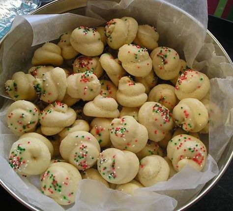 Italian Christmas Cookies - We called them 'knots' because my grandmother made them into the shape of a knot. Italian Christmas Cookie Recipes, Italian Christmas Cookies, Dipped Cookies, Dessert Aux Fruits, Italian Christmas, Italian Cookies, Xmas Cookies, Köstliche Desserts, Italian Desserts