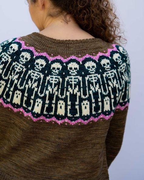 Stephanie on Instagram: "💀NEW PATTERN💀 You can get the BONEYARD SWEETHEARTS SWEATER pattern for 60% OFF on Ravelry & www.tellybeanknits.com now. No coupon code needed (links in profile). Q: Why do skeletons hate winter 🥶 ?  A: The cold goes right through them ☠️! Not any more! The Boneyard Sweethearts skeletons have joined hands to prepare you for winter ❄️! Skeletons aren’t just for Halloween 👻 . These friendly skeletons are ready to celebrate through the coldest months of the year 🎉. A pl Skeleton Knitting Pattern, Ravelry Knitting Free, Skeleton Sweater, Cable Knit Sweater Pattern, Joined Hands, Hate Winter, Fall Sewing, Style Sweaters, Halloween Sweater