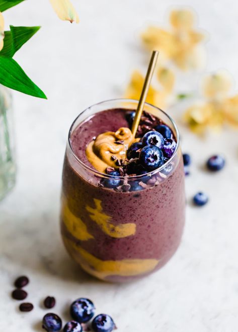 Blueberry Peanut Butter Smoothie, Espresso Smoothie, Healthy Morning Smoothies, Healthy Board, Chef Kiss, Veggie Smoothies, Smoothie Ideas, Sweet Smoothies, Protein Shake Smoothie