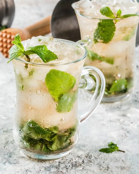 4 Refreshing Mint-Infused Cocktails - Women of Today Drinks With Mint Leaves, Drinks With Mint, Mint Syrup, Herb Guide, Julep Recipe, Mint Julep Recipe, Mint Drink, Growing Your Own Food, Easy Cocktails