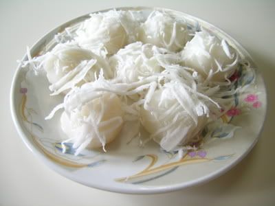 (Husband Killers) - This is a Cambodian snack composed of glutinous rice flour, palm sugar and grated coconut. The story is....once there was a newly wed couple. One morning husband went to work and the wife decided to make a treat for her hubby. He quickly popped one in his mouth but it was still too hot and he ate too fast he started choking. However, he wanted look "manly" in front  of his new wife so he acted like nothing happened and tried to swallow it down....sadly he didn't make it. :O Cambodian Desserts, Rice Desserts, Cambodian Food, Khmer Food, Laos Food, Glutinous Rice Flour, Palm Sugar, Thai Dessert, Glutinous Rice