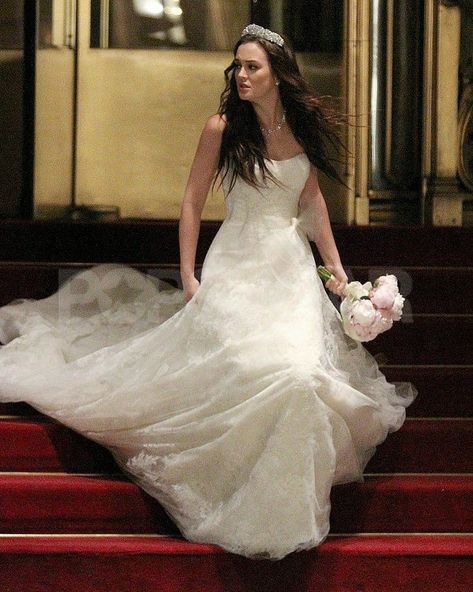 Ten Most Iconic Wedding Dresses from the Screens!😍😍 Tell Us Your Favorite One! 1-10 Blair Waldorf Wedding, Barnyard Wedding, Gossip Girl Fashion Blair, Modest Wedding Gowns, Bridal Party Outfit, Dress Pictures, Celebrity Wedding Dresses, Celebrities Before And After, Leighton Meester