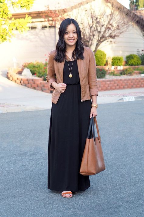 How to wear a maxi dress in the Fall Maxi Vestidos, Short Beach Dresses, Fall Maxi, Maxi Outfits, Maxi Dress Outfit, Wear To Work Dress, Maxi Dresses Fall, Long Black Dress, Black Maxi