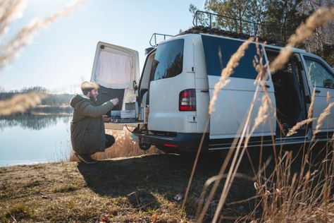 Dormir dans sa voiture ou dans un van : que dit la loi ? Diy Camper Van, Solar Collector, Efficient Packing, Filling Station, Diy Camper, Ways To Travel, Scenic Routes, Long Trips, Through The Window