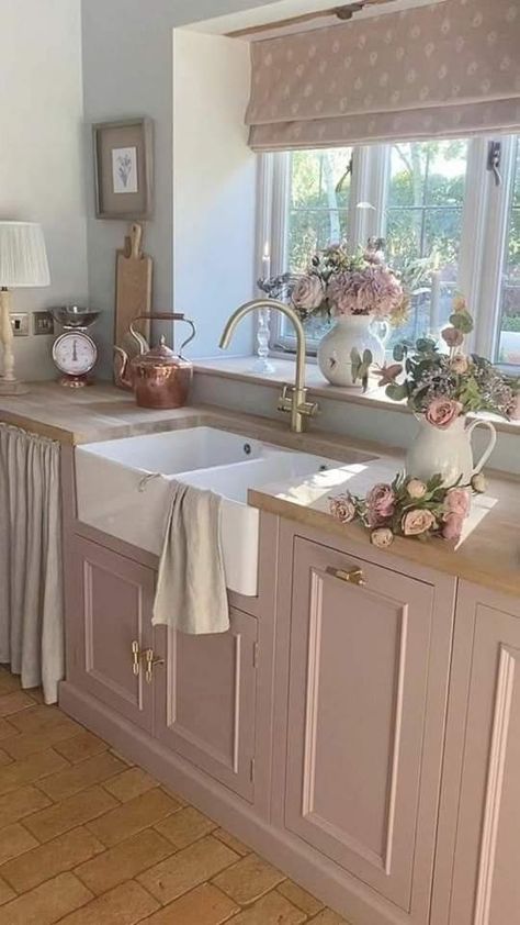 Cute Home Interior Design, Pink Floral Kitchen, Kitchen Decor Ideas Indian, Cute House Interior, Earthy Bathrooms, Cute Kitchens, Kitchen Decor Ideas Apartment, Kitchen Ideas Pink, Indian Kitchen Decor Ideas