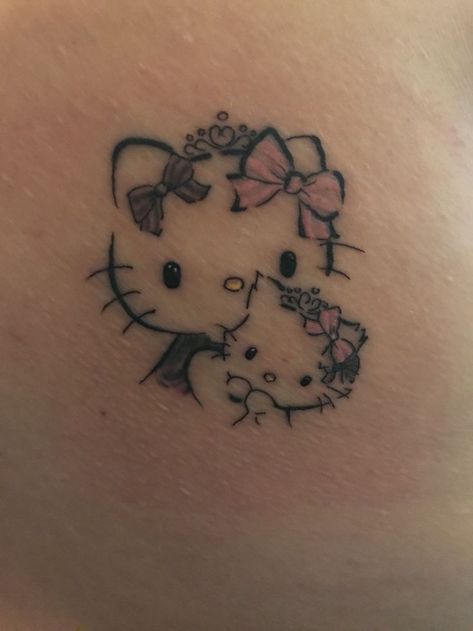 Hello Kitty Thigh Tattoo, Sanrio Tatoos, Hello Kitty Tattoo Ideas, Tatuaje Hello Kitty, Hello Kitty Tattoo, Small Star Tattoos, Kitty Tattoo, Pink Tattoo, Hello Kitty Tattoos