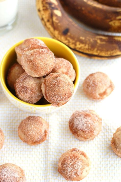 Cinnamon Sugar Banana Donut Holes Banana Donut Holes, Banana Bread Mini Muffins, Baked Donut Holes, Cinnamon Sugar Donut Holes, Mini Donut Recipes, Donut Hole Recipe, Gluten Free Donuts, Breakfast Sweets, Gluten Free Banana