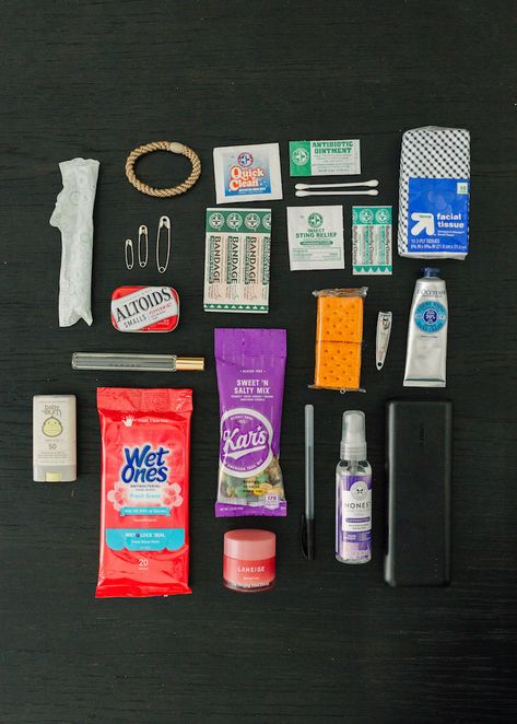 essentials every mom should carry in her purse Purse Hygiene Kit, Women Purse Essentials, Handbag Emergency Kit, Purse Essentials Organization, Mom Friend Essentials, Mini Make Up Kit, What Should I Keep In My Purse, Mom Of The Group Bag Essentials, Minimal Purse Essentials