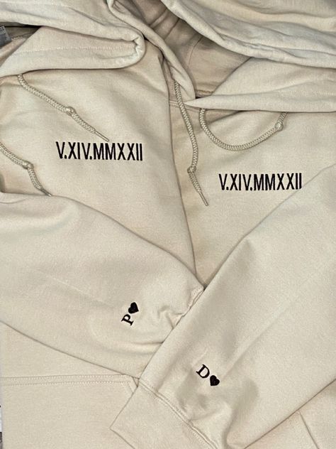 #romannumeralsweatshirt #pinterestweddings #weddinggiftidea #Bridalshowergift #giftforbride #giftforgroom #customaniversaryshirt #anniversarydateshirt Roman Numeral Embroidery, Hoodie Couple, Roman Numerals Dates, Trendy Embroidery, Valentine Gifts For Kids, Couples Sweatshirts, Embroidery Sweatshirt, Couple Matching, Personalized Valentines