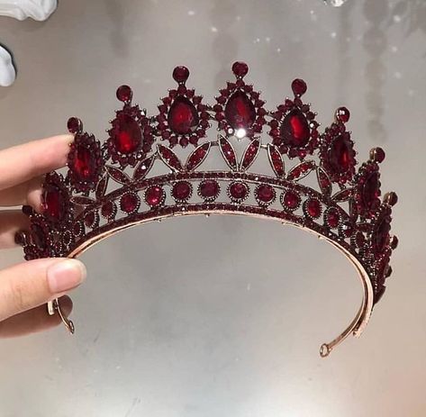 Pretty Tiaras, Medieval Crown, Quinceanera Jewelry, Quinceanera Tiaras, Quinceanera Crown, Crown Aesthetic, Tiaras Jewellery, Beautiful Tiaras, Accesories Jewelry