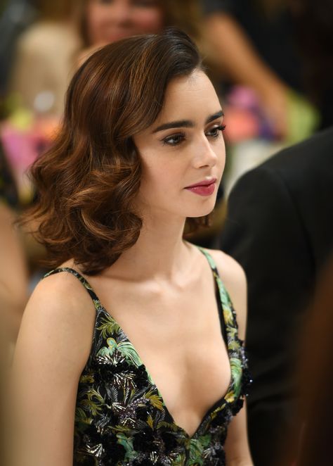 Lily Collins. Smile. Cleavage. ليلي كولينز, Lily Collins Hair, Lily Collins Style, Penteado Cabelo Curto, Lily Collins, Tulum, Medium Hair Styles, Hair Inspiration, Wedding Hairstyles