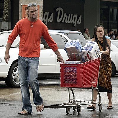 Lets face it,,i love Josh Holloway's style even when it's this casual and he and his wife are shopping at Longs for toilet paper. Josh, seriously, it's cheaper at Target:) Pietro Lombardi, Josh Holloway, I Am 4, Leona Lewis, Miley Cyrus, Fan Club, Beauty And Fashion, Home Fashion, Couple Goals