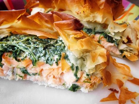 A show stopping dish for Good Friday this lighter version of Salmon en croûte is super quick and easy to make with only 5 ingredients. Ensure your Filo Pastry Wrapped Salmon is cooked to perfection this Easter with a Superfast Thermapen thermometer. Salmon En Croute Recipe, Filo Pastry Recipes Savoury, Salmon Pie, Filo Pastry Recipes, Salmon En Croute, Phyllo Dough Recipes, Salmon Spinach, Pastry Recipe, Filo Pastry