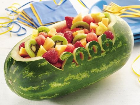 Get creative with fruit salad. Serve your family with this watermelon bowl filled with variety of fruits – ready in 45 minutes. Watermelon Boat, Fruit Basket Watermelon, Watermelon Fruit Bowls, Carved Watermelon, Watermelon Bowl, Graduation Food, Deco Fruit, Graduation Party Foods, Graduation Open Houses