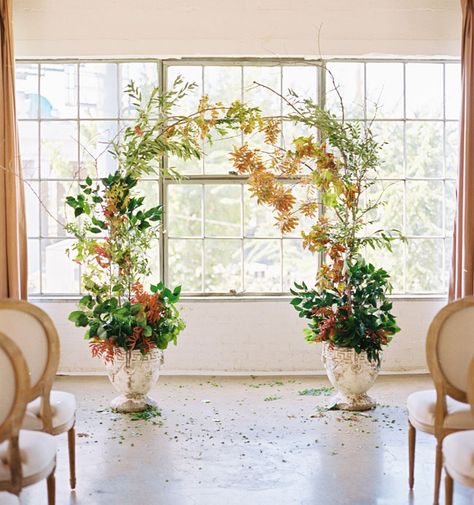 greenery arch Wedding Branches, Wedding Venues Indoor, Indoor Wedding Ceremonies, Photos Booth, Wedding Arch Flowers, Wedding Altars, Arch Flowers, Indoor Flowers, Wedding Centerpieces Diy