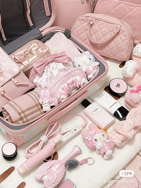 Coquette Travel, Pretty Energy, Vintage Winter Fashion, Pink Academia, Everyday Bag Essentials, Packing Essentials List, Cute Luggage, School Bag Essentials, Airport Fits