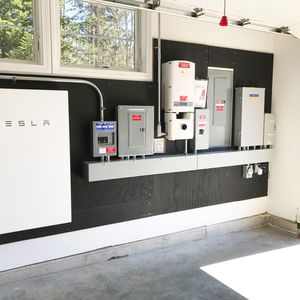 Battery Storage Ideas, Tesla Battery, Tesla Powerwall, Solar Water Heating, Solar Panel Battery, Solar Installation, Solar Energy System, Solar Heating, Solar Water