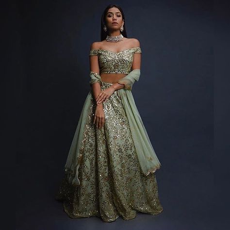 Shree Designer Saree on Instagram: “Most Stunning Outfits Of The Season 😍🧚‍♀ Handpicked Designs Made In Pure Quality | Worldwide Delivery 🌎 | Shop Now ✨ Call / Whatsapp : +91…” Off Shoulder Choli, Wedding Reception Lehenga, Off Shoulder Lehenga, Faux Feathers, Purple Lehenga, Peach Cocktail, Cocktail Wedding Reception, Indian Bridesmaid Dresses, Reception Lehenga