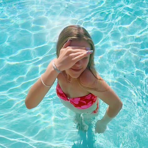 Photoshoot Ideas Swimming Pool, Pool Floaty Pics, Cute Pool Photos, Pool Instagram Pictures Ideas, Cute Pool Pics Instagram, Pool Day Inspo Pics, Preppy Pool Pics, Pool Photo Inspiration, By The Pool Poses