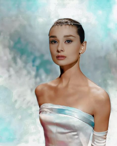 Audrey Hepburn Modeling, Audrey Hepburn Roman Holiday Hair, Audrey Hepburn Reference Photo, Audrey Hepburn Face Portraits, Audrey Hepburn Colorized, Audrey Hepburn Pictures, Aubrey Hepburn, Audrey Hepburn Photos, Vintage Hollywood Glamour