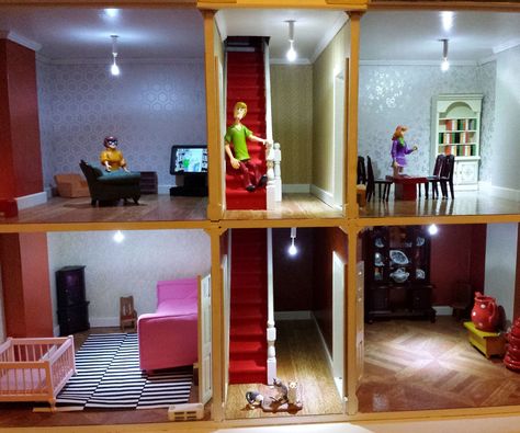 Easy LED Doll's House Lighting Diy Barbie House, Dollhouse Lighting, House Lighting, Diy Barbie Furniture, Doll House Plans, Barbie Diy, Barbie House, Barbie Furniture, Room Flooring