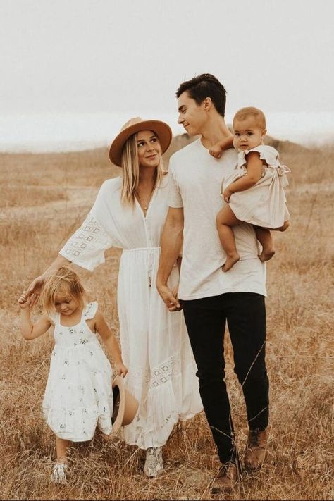 Neutral Family Photos, Fall Photoshoot Family, Spring Family Pictures, Family Photography Outfits, Family Portrait Outfits, Big Family Photos, Cute Family Photos, Family Photoshoot Poses, Fall Family Portraits