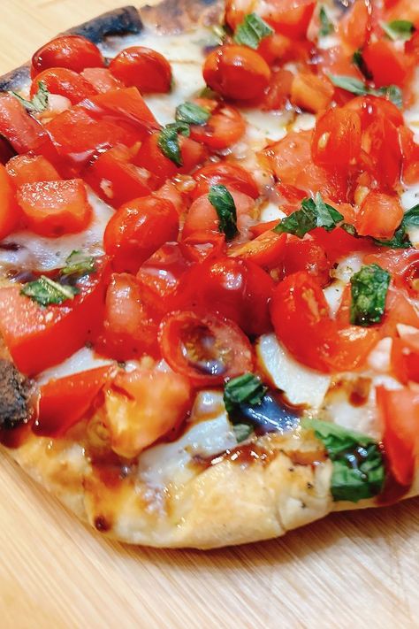 Bruschetta Pizza, Fresh Bruschetta, Homemade Bruschetta, Pizza Pies, Smoked Recipes, Bruschetta Toppings, Pizza Ideas, Grilled Bruschetta, Tomato Bruschetta