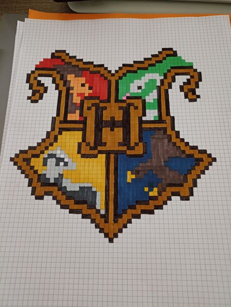 Hogwarts Pixel Art, Pixel Art Medium, Checkered Drawing, Things To Draw On Graph Paper, Square Paper Drawing, Pixel Drawing Aesthetic, Pixel Art Difficile, Pixel Art Hard, Disney Pixel Art