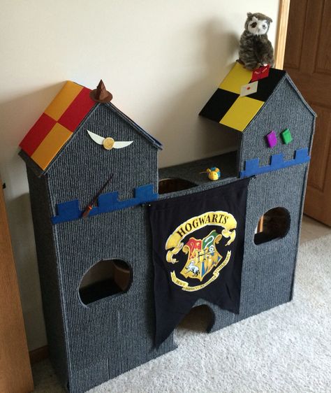 Made a Harry Potter cat climber. Harry Potter Cat House, Harry Potter Cat Tree, Harry Potter Cat, Cardboard Cat House, Cat Climber, Diy Cat Tree, Cat House Diy, Angry Cat, Cat Condo