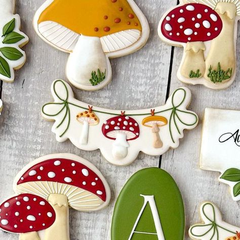 Decorated Mushroom Cookies, Mushroom Cookies Royal Icing, Woodland Royal Icing Cookies, Mushroom Baby Shower Cookies, Woodland Cookies Decorated, Mushroom Cookies Decorated, Enchanted Forest Cookies, Mushroom Sugar Cookies, Fairy Cookies