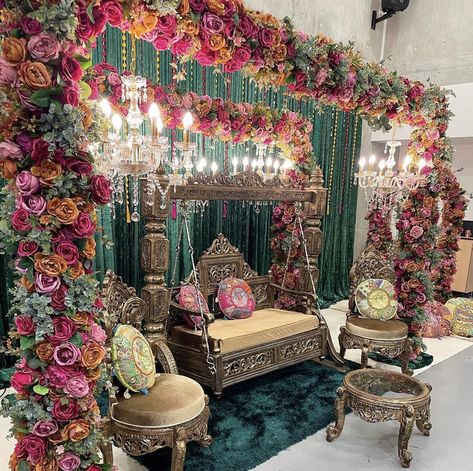 Indoor Wedding Reception Decorations Indian, Mehndi Set Up, Green Mehendi Decor, Indoor Mehendi Decor Ideas, Mehndi Event Decoration, Gorgeous Mehndi Design, Mehndi Decor At Home, Pakistani Mehndi Decor, Mehndi Stage Decor