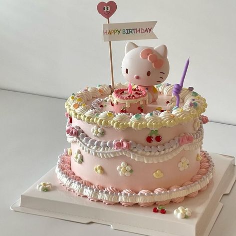 Tort Hello Kitty, Bolo Da Hello Kitty, Bolo Hello Kitty, Aesthetic Hello Kitty, Kitty Birthday Cake, Bolo Vintage, Hello Kitty Birthday Cake, Kreative Snacks, Vintage Birthday Cakes