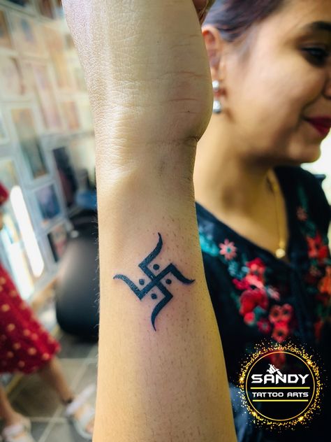 Swastik Tattoo Design Women, Swastik Mehndi Design, Swastik Design Tattoo, Swastik Tattoo, Tattoo Design Meaning, Eternal Art, Baby Mehndi, Trishul Tattoo Designs, Small Arrow Tattoos