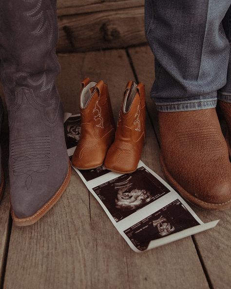 C & J are having a baby! ✨ . . #coloradophotography #coloradophotographer #maternityphotography #maternityphotographer #coloradomaternityphotographer #westernstyle #westernphotography Baby Announcement Unique, Baby Is Coming, Announcement Pictures Pregnancy, Western Baby Announcement Photos, Cowboy Baby Announcement, Cowboy Pregnancy Announcement, Western Pregnancy Photoshoot, Western Baby Announcement, Western Baby Announcement Ideas