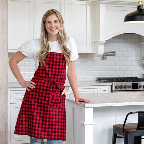 Making An Apron Free Pattern, No Sew Aprons, One Yard Apron Pattern Free, Handmade Aprons Diy, Womens Aprons Pattern, 1 Yard Apron Pattern Free, Christmas Aprons Ideas Sewing Projects, Free Apron Patterns Easy, Sew Apron Pattern