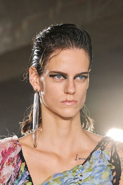 Fashion Week Ss23, Best Earrings, Spring 2023 Ready To Wear, 2023 Ready To Wear Collection, 2023 Ready To Wear, Asymmetrical Earrings, Bold Earrings, Spring 2023, Dries Van Noten