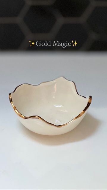 Gold Lustre Pottery, Gold Lustre Ceramics, Gold Luster Ceramics, Pottery Videos, Gold Ceramic, Ceramics Pottery, Magic Tricks, Shiny Things, Pottery Ideas