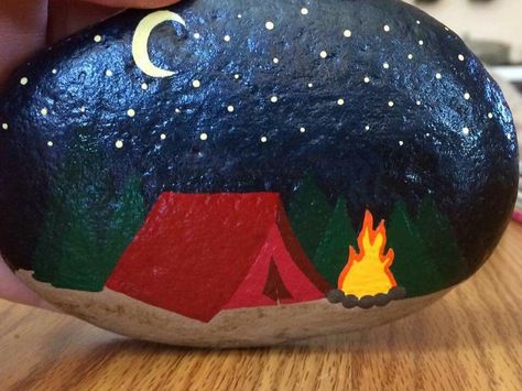 Camping site, painted rock Rock Artwork, Stone Drawing, Painted Rocks Diy, Rock Painting Ideas Easy, Rock Painting Patterns, Painting Rocks, Rock Decor, Paint Rock, Pet Rocks