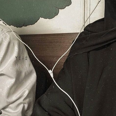 Earphones Aesthetic Boy, Earphones Aesthetic, Halal Couple, Lovecore Aesthetic, Water Aesthetic, Muslim Couple, Muslim Couple Photography, Aesthetic Space, Aesthetic Boys