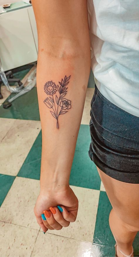 Flower Bouquet Tattoo On Arm, Bouquet Of Flowers Tattoo Placement, Ribcage Flower Tattoo, Flower Bouquet Tattoo Placement, Flower Bouquet Tattoo, Bouquet Tattoo, Classy Tattoos, Piercing Ideas, Tat Ideas