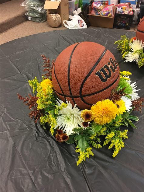 Athletic Centerpieces, Basketball Bouquet, Athletic Banquet Decorations, Basketball Centerpiece Ideas, Sports Banquet Centerpieces, Sports Day Decoration, Basketball Centerpieces, Volleyball Banquet, Athletic Banquet