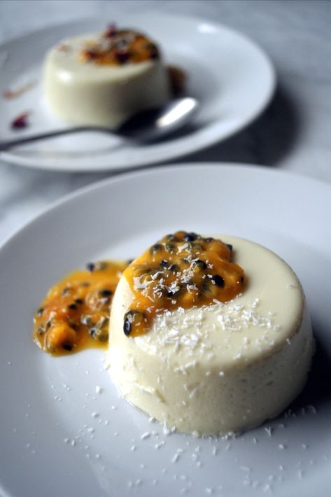 Coconut and Passion Fruit Panna Cottas Passion Fruit Desert, Vegan Passion Fruit Mousse, Tropical Vegan Recipes, Passion Fruit Panacotta, Food Ideas Photography, Passionfruit Panna Cotta, Vegan Passionfruit Recipes, Vegan Panacotta Recipe, Dairy Free Panna Cotta