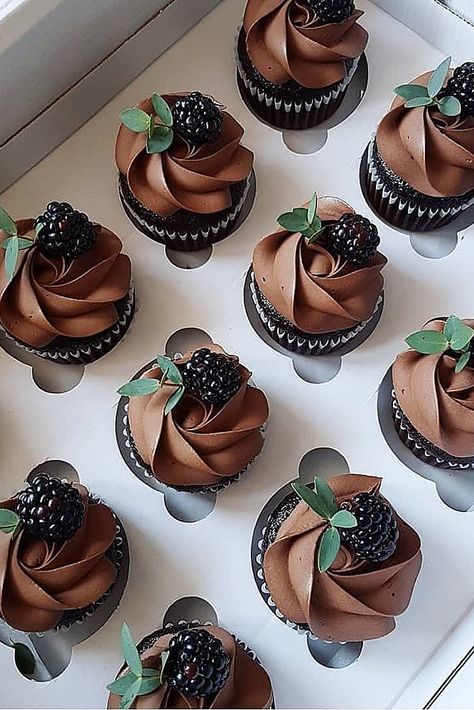 42 Chocolate Wedding Cupcake Ideas You Must See | Wedding Forward Fancy Cupcakes, Chocolate Wedding, Cupcake Cake Designs, Torte Cupcake, Cupcake Designs, Fancy Desserts, Cupcake Ideas, Chocolate Frosting, Wedding Cupcakes