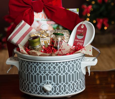 Slow Cooker Gift Basket Smoothie Gift Basket, Soup Gift Basket Ideas, Crockpot Gifts, Soup Gift Basket, Christmas Crates, Slow Cooker Hacks, Auction Gift Basket Ideas, Soup Gifts, Fundraiser Baskets