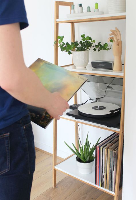 Turntable Setup Bedroom, Record Player On Bookshelf, Record Player Bookshelf, Turntable Setup Living Rooms, Vinyl Player Setup, Turntable Decor, Vinyl Library, Old Fashioned Record Player, Record Player Setup