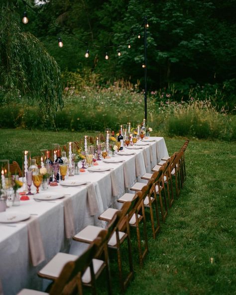 Small wedding reception, garden backyard wedding dinner Simplistic Wedding Reception, Micro Wedding Dinner Ideas, Small Garden Party Wedding, Garden Elopement Ideas, Boho Wedding Backyard, Outdoor Garden Wedding Ideas, Small Backyard Wedding Decor, Small Outdoor Reception, Elopement Party Ideas Receptions