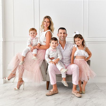 Family Portrait Studio, Indoor Family Photos, Large Family Portraits, Studio Family Portraits, Large Family Photos, Semi Dresses, Hollywood Studio, Clothing Guide, Family Photo Pose